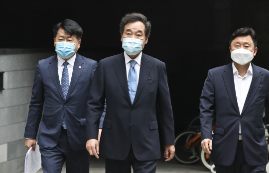 더불어민주당 이낙연 신임 당대표가 31일 오후 서울 종로구 자택을 나서고 있다.    [연합뉴스]